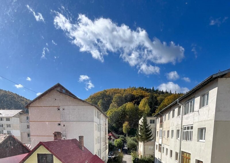 Sinaia, Calea Moroieni, str. Badea Cartan, etaj intermediar, decomandata, vedere panoramica,